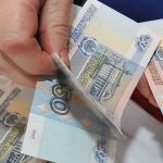 Человек считает деньги