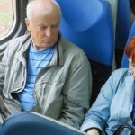 Люди в общественном транспорте