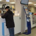 Люди в почтовом отделении