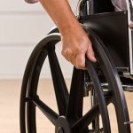 Мужчина в инвалидной коляске