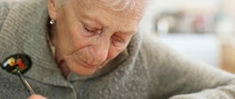 Пожилая женщина пишет