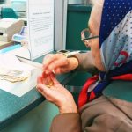 Пожилая женщина у кассы