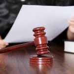 Судья зачитывает решение суда